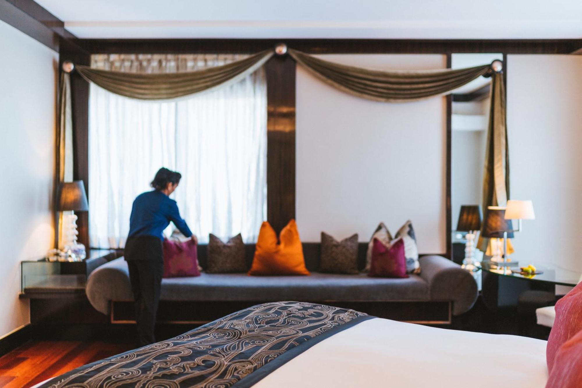 Sofitel Mumbai Bkc Ξενοδοχείο Εξωτερικό φωτογραφία A hotel housekeeper making a bed