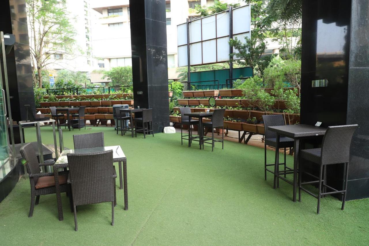 Sofitel Mumbai Bkc Ξενοδοχείο Εξωτερικό φωτογραφία Artificial grass in a restaurant