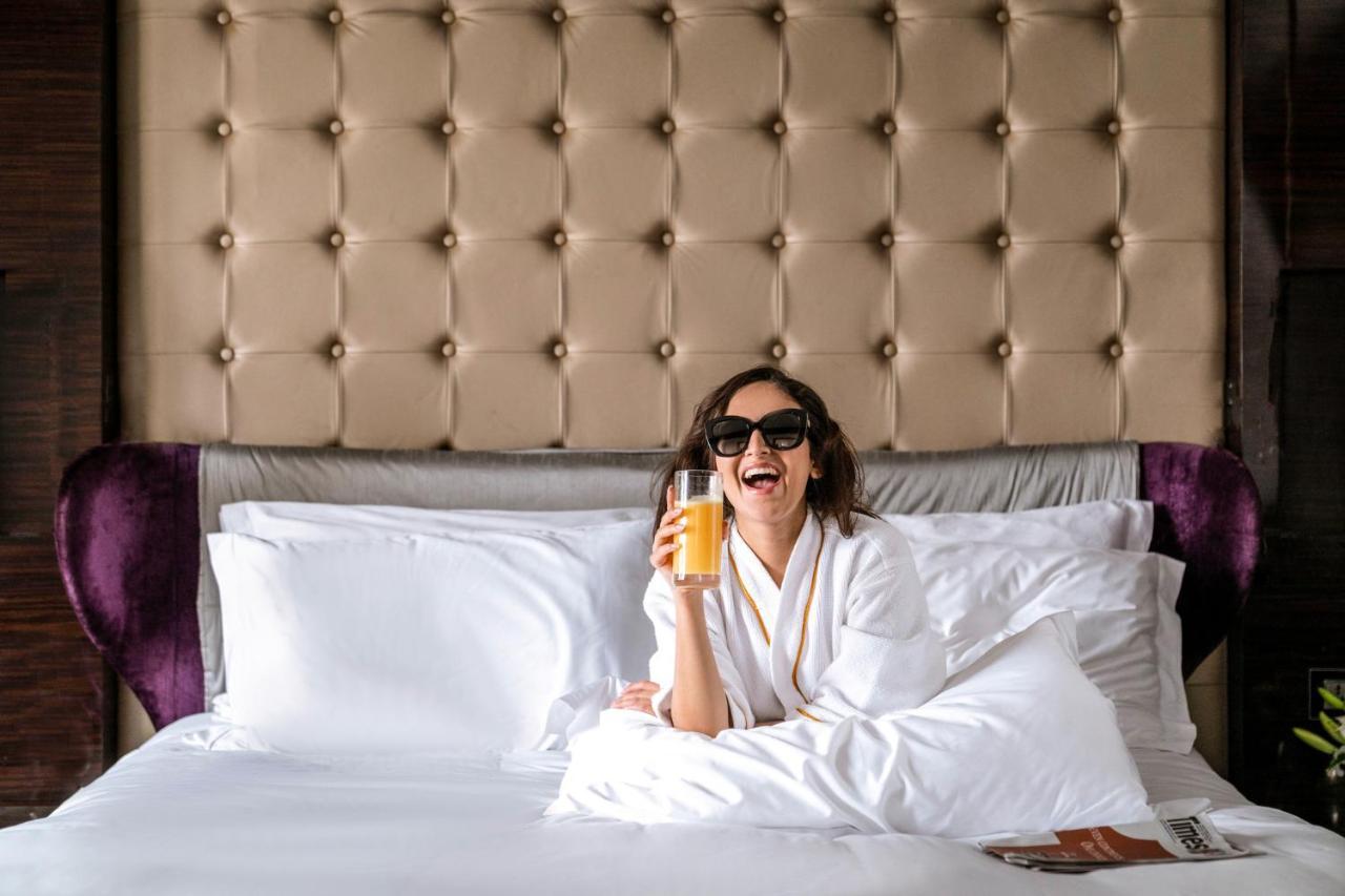 Sofitel Mumbai Bkc Ξενοδοχείο Εξωτερικό φωτογραφία A woman wearing a bathrobe