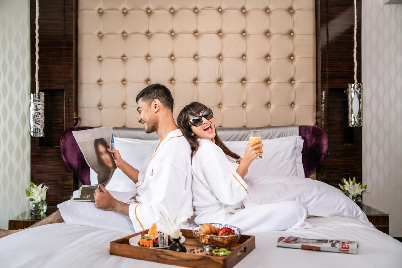 Sofitel Mumbai Bkc Ξενοδοχείο Εξωτερικό φωτογραφία A couple enjoying the room service at the Park