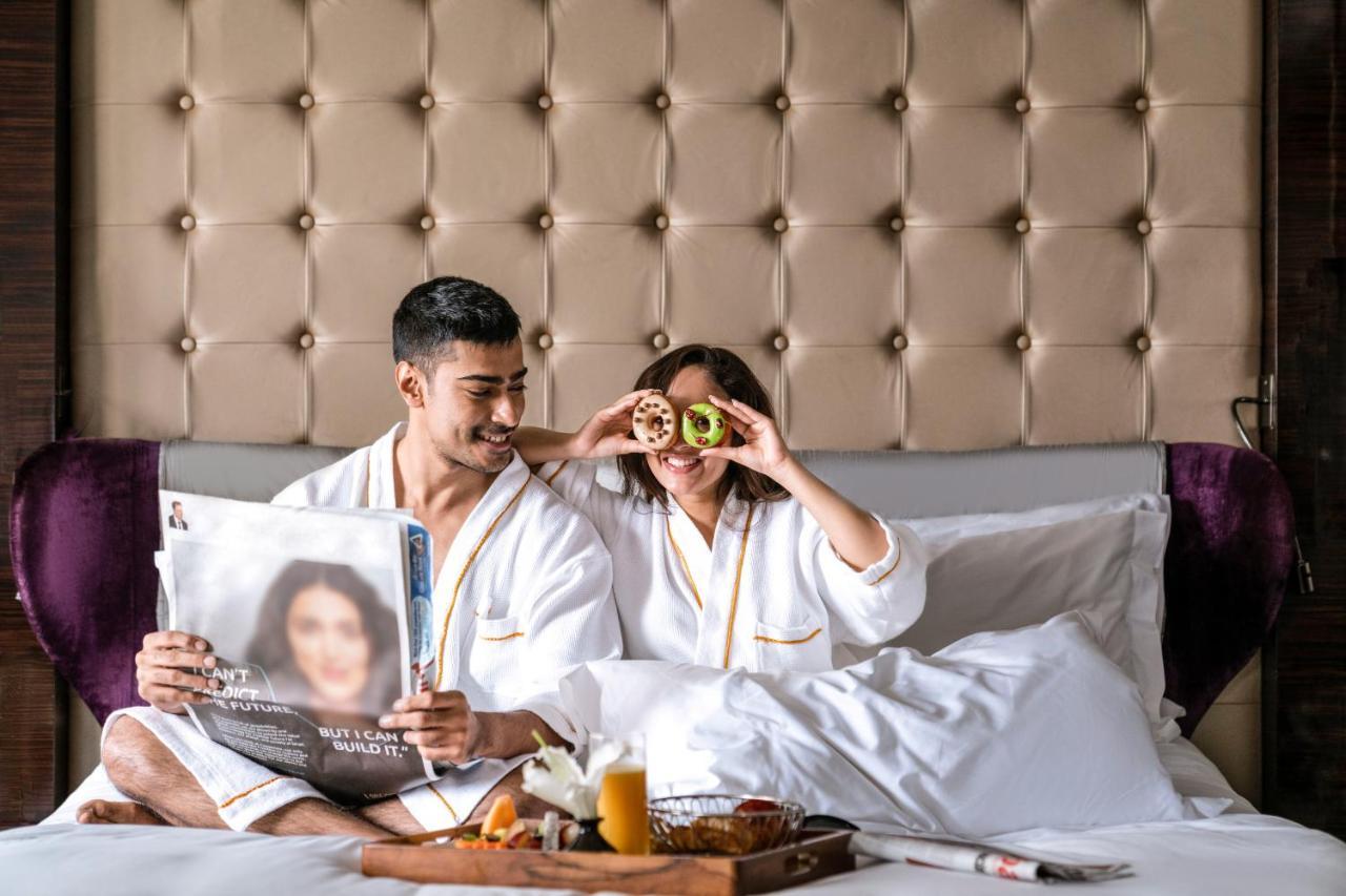 Sofitel Mumbai Bkc Ξενοδοχείο Εξωτερικό φωτογραφία A couple in a hotel room