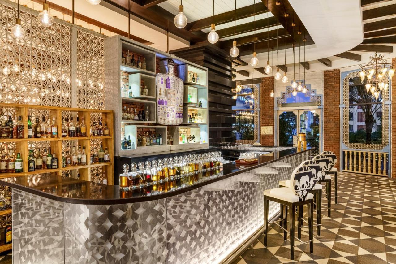 Sofitel Mumbai Bkc Ξενοδοχείο Εξωτερικό φωτογραφία The bar at the hotel