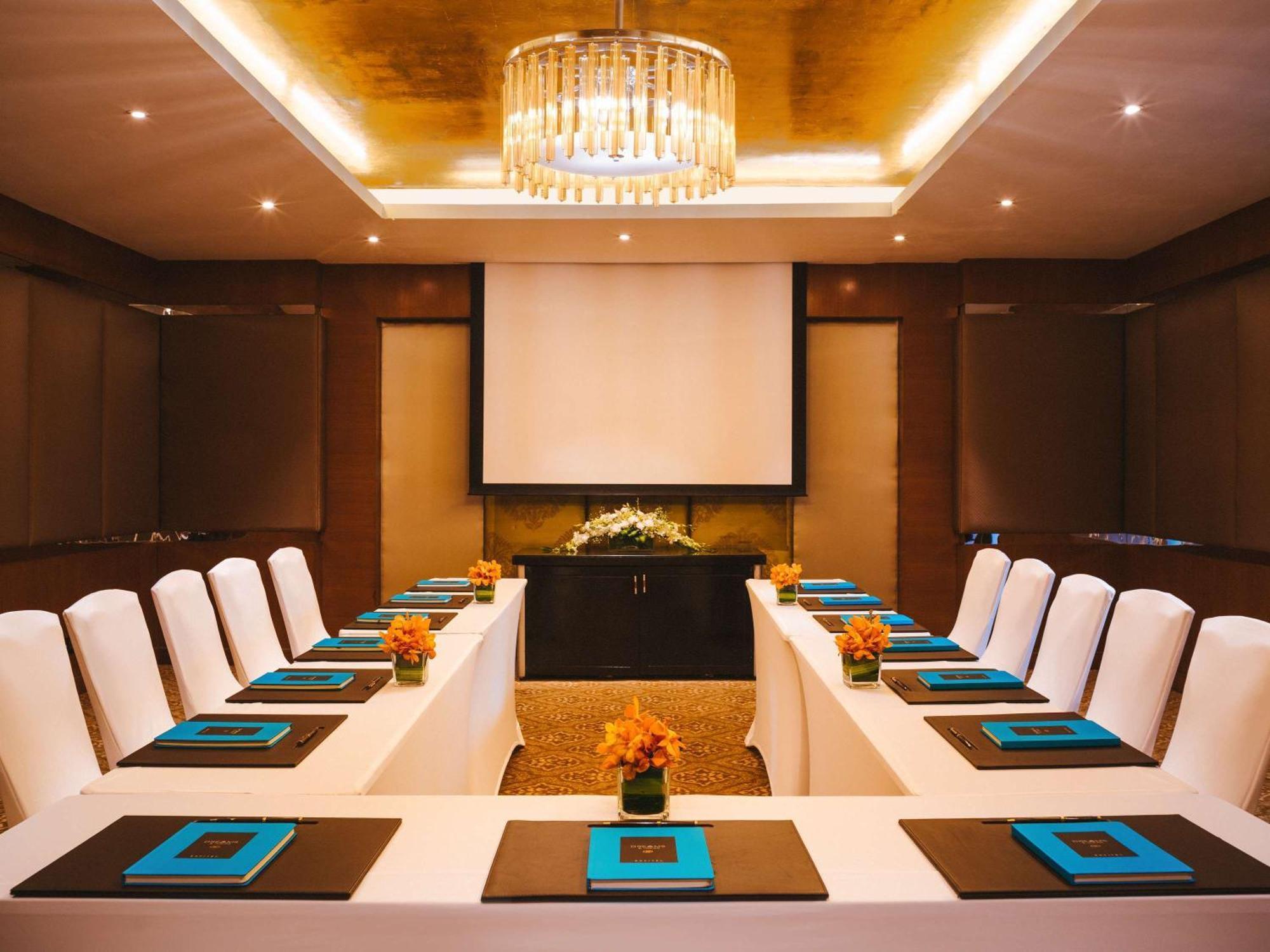 Sofitel Mumbai Bkc Ξενοδοχείο Εξωτερικό φωτογραφία Meeting room at the Four Seasons Hotel, Mumbai