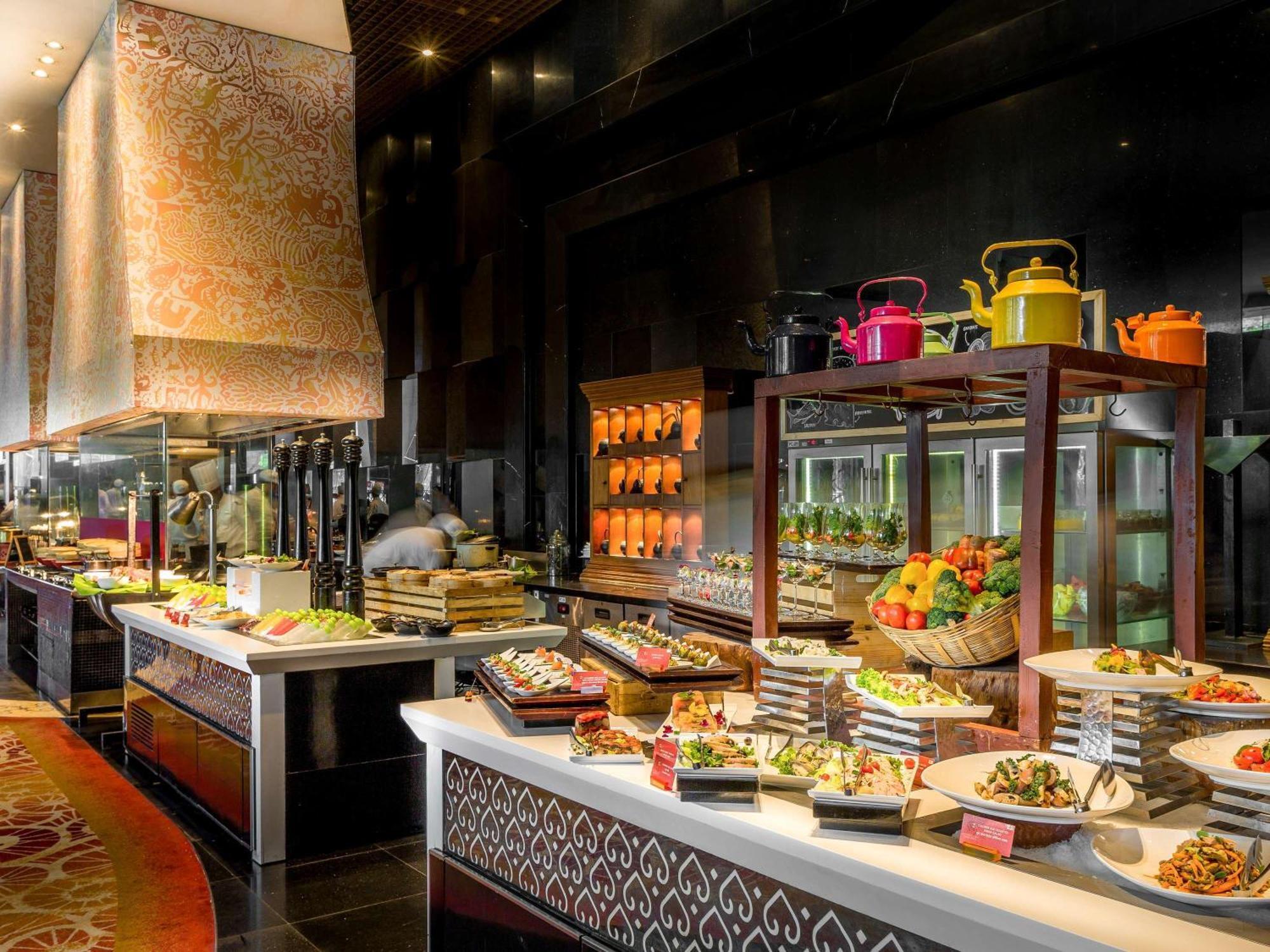 Sofitel Mumbai Bkc Ξενοδοχείο Εξωτερικό φωτογραφία The buffet at the restaurant