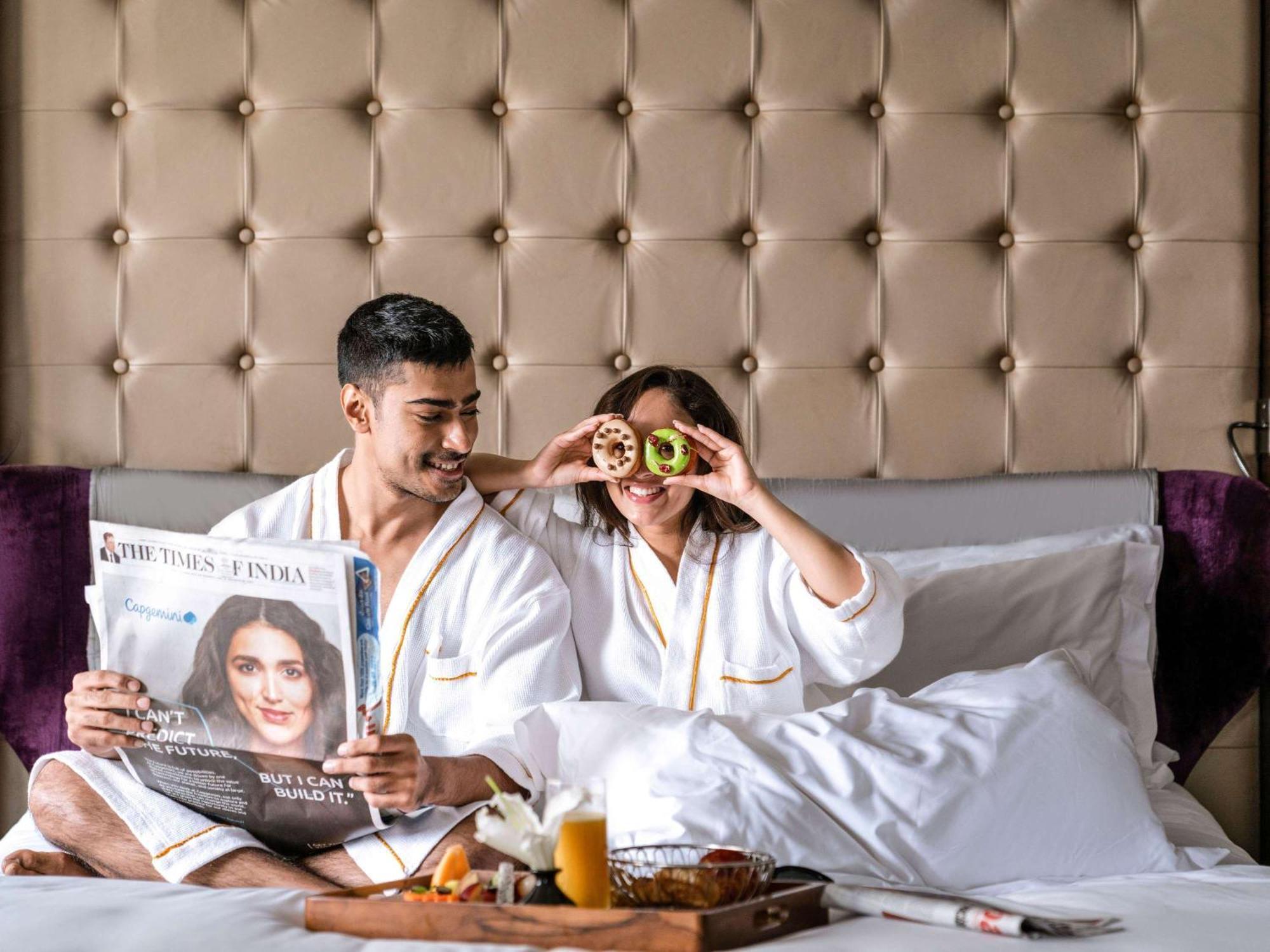Sofitel Mumbai Bkc Ξενοδοχείο Εξωτερικό φωτογραφία A couple in a hotel room