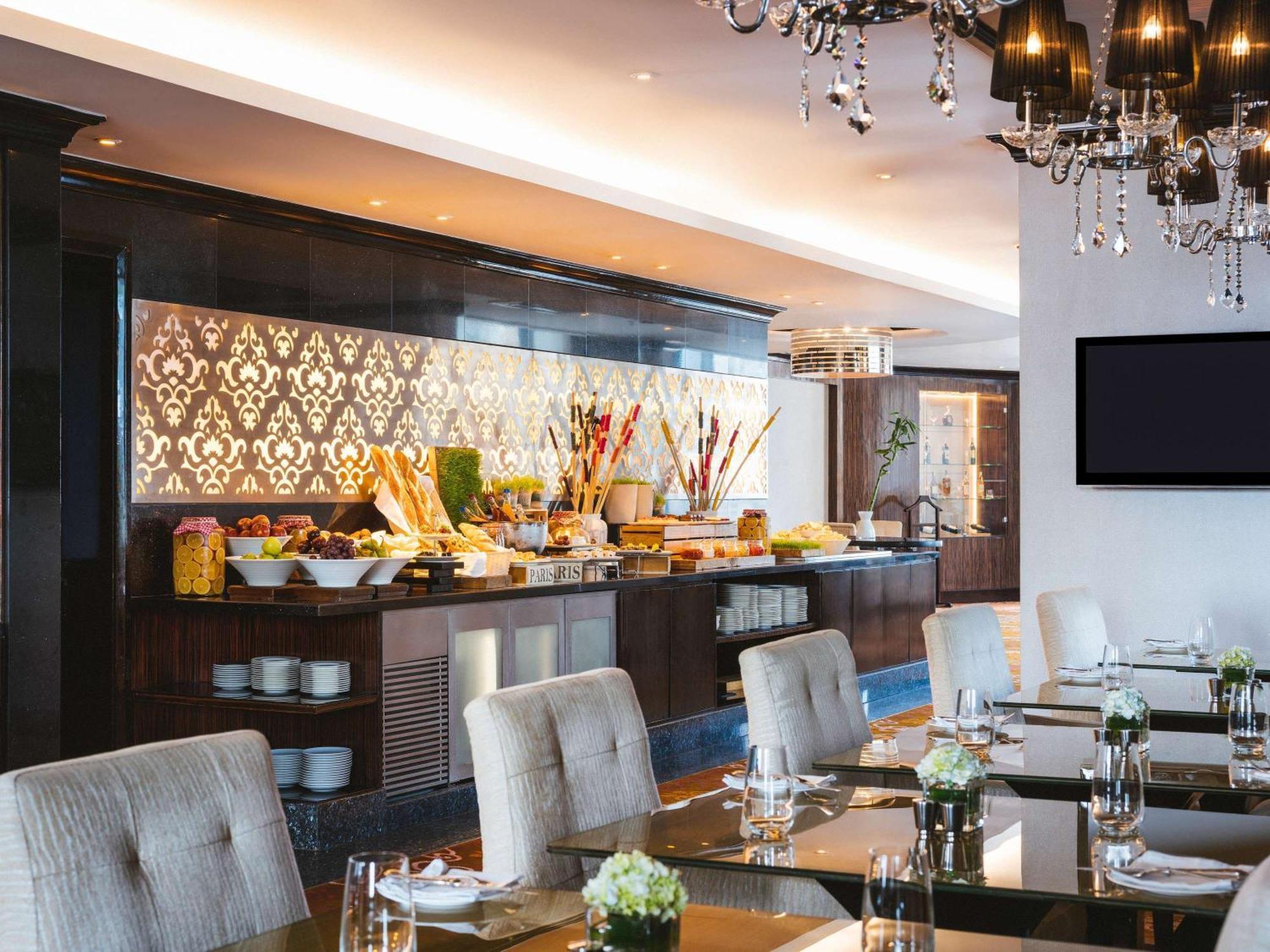 Sofitel Mumbai Bkc Ξενοδοχείο Εξωτερικό φωτογραφία The Club Lounge at the airport