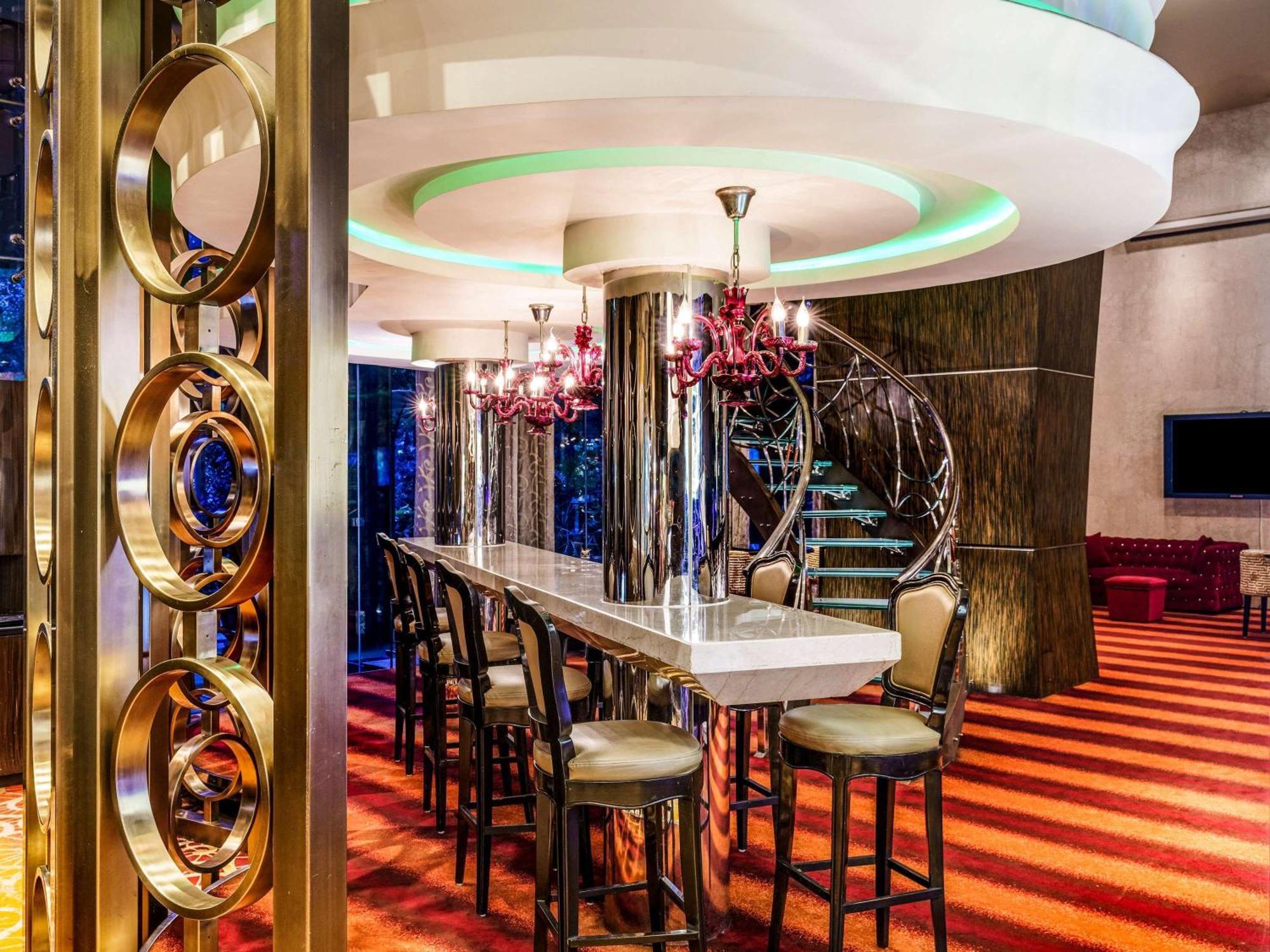 Sofitel Mumbai Bkc Ξενοδοχείο Εξωτερικό φωτογραφία The bar at the 39th floor